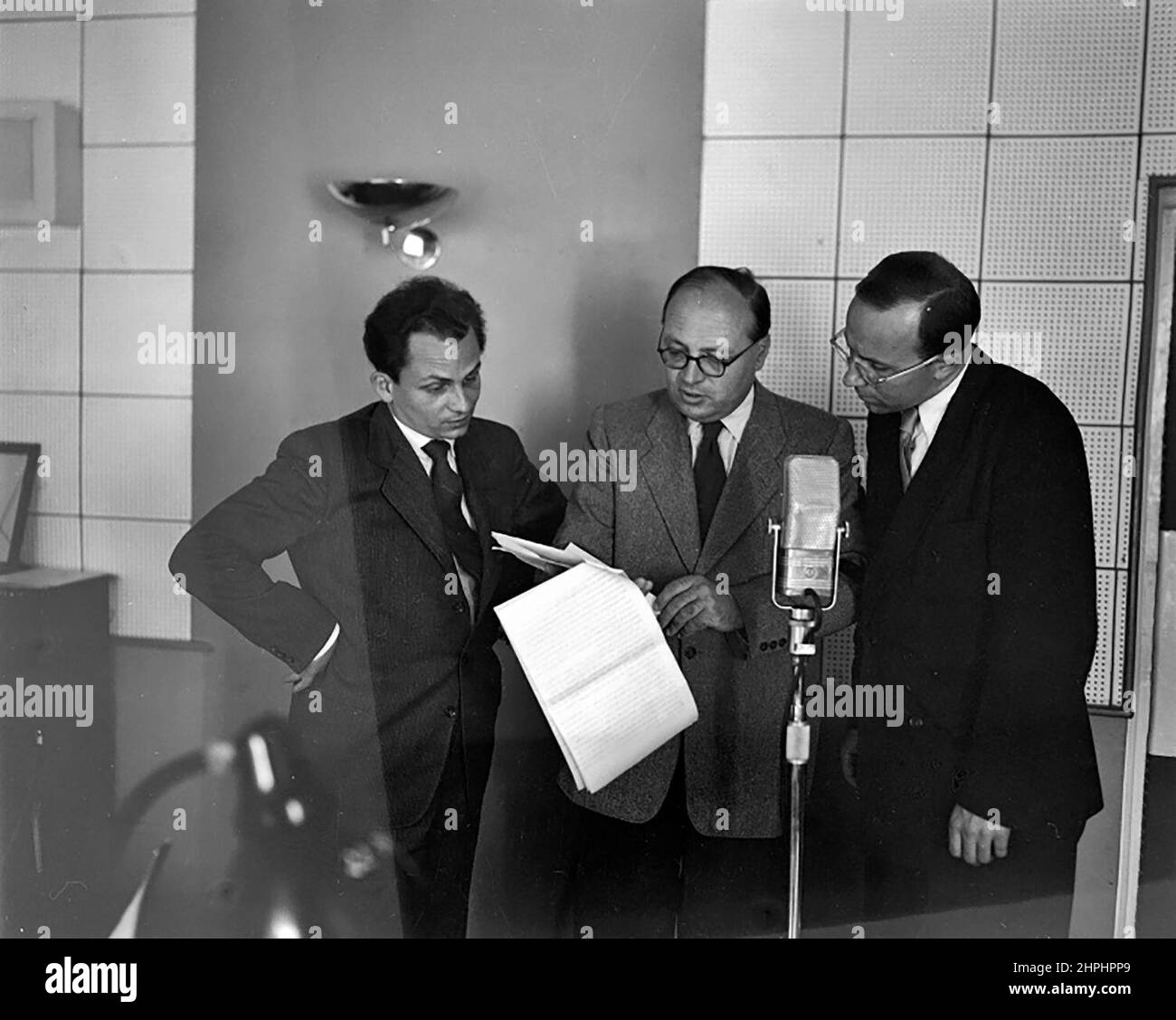 Meeting in the Salzburg studio of the station Rot-Weiss-Rot. From left to right: Jörg Mauthe, Ernst Schönwiese and Hans Conrad Fischer ca. March 1954 Stock Photo