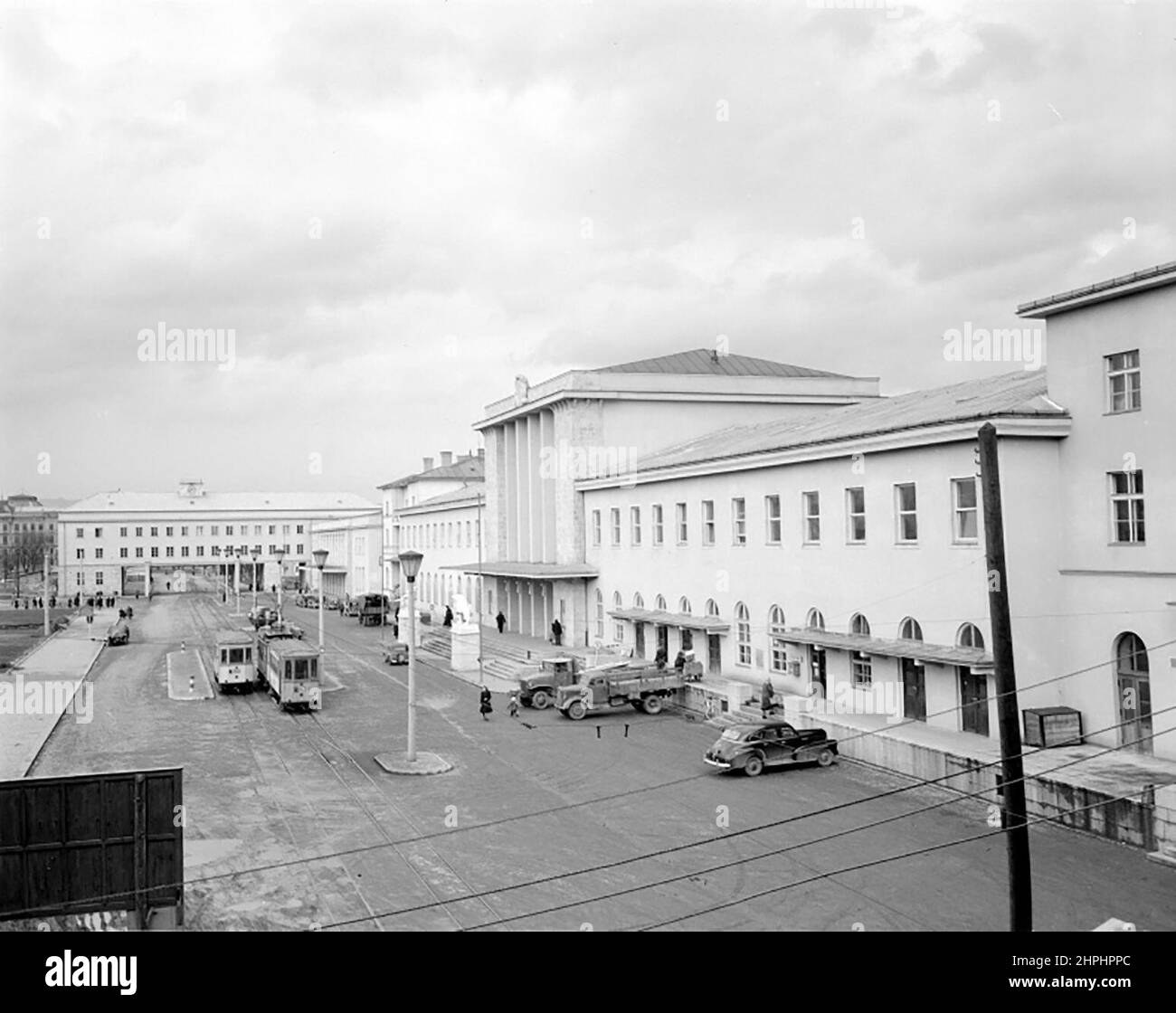 General view of the main station in Linz with the station square. View from the post office. ca.  1 February 1950 Stock Photo