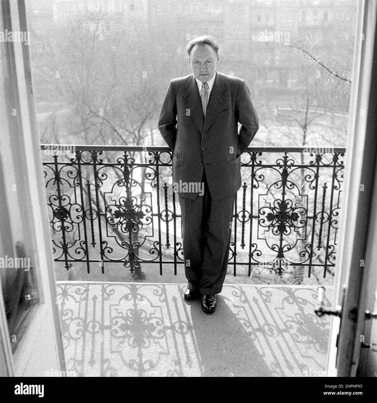 Friedrich Heer on the balcony of his apartment in Vienna, Johann-Strauß-Gasse 28 ca.  29 March 1955 Stock Photo