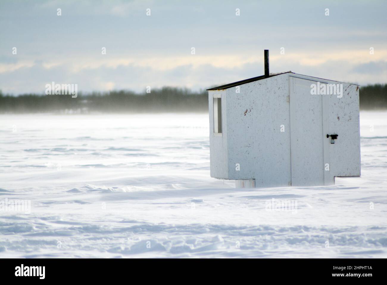 Lone hut on lake hi-res stock photography and images - Alamy