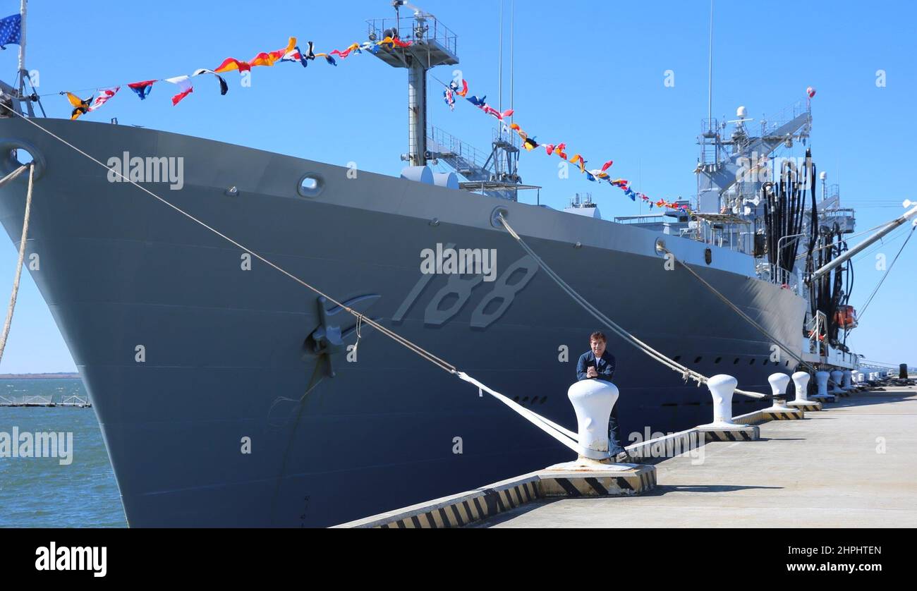NORFOLK, Va. (Feb. 21, 2022): Six Civil Service Mariners (CIVMARS) aboard Military Sealift Command’s fleet replenishment oiler USNS Joshua Humphreys (T-AO 188) on Feb. 19 dressed the vessel in full dress, which consists of a rainbow of colors that included 119 flags and pennants flown on three different platforms, for the purpose of honoring President’s Day, Feb. 21.   It took Humphreys’ cargo team, made up of Operations Chief Larry J. Gonzales, Boatswain Mates Jaime A. Castano and James (Big O) Orlanda, Able Seamans Jose L. Suazo and Roger M. Evangelista, and Ordinary Seaman (Prince) Albert O Stock Photo
