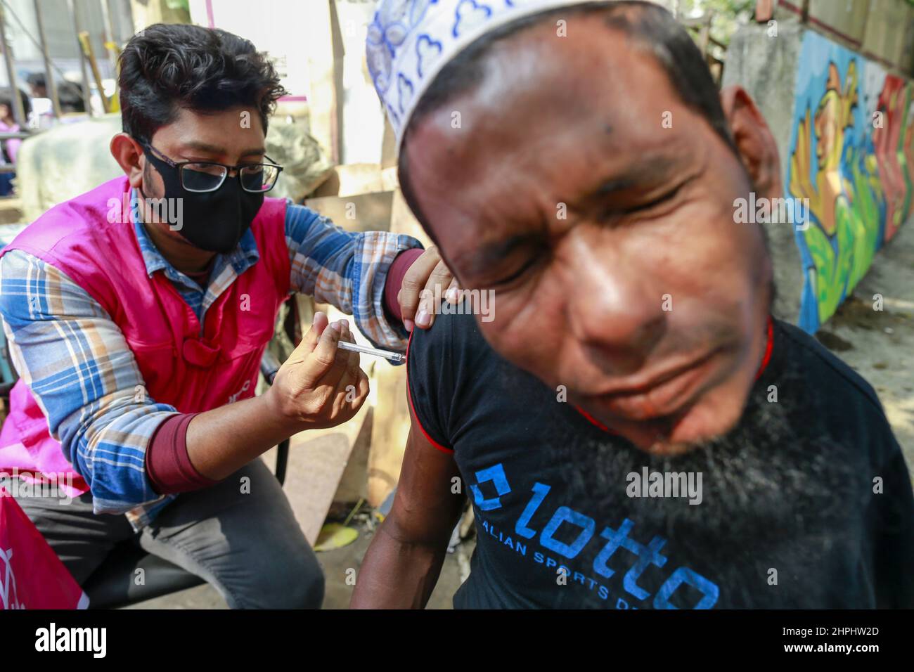 Dhaka, Bangladesh. 21st Feb, 2022. Bangladeshi underprivileged people receives a dose of the J&J coronavirus vaccine at an makeshift inoculation center as the government takes its vaccination drive to the grassroots, in Dhaka, Bangladesh, February 21, 2022. (Photo by Suvra Kanti Das/Sipa USA) Credit: Sipa USA/Alamy Live News Stock Photo