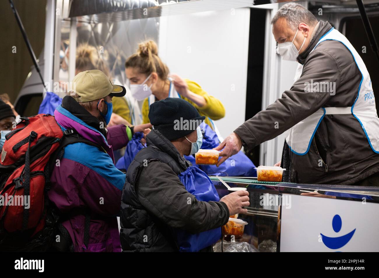 Rome, Italy. 21st Feb, 2022. Volunteers of Fondazione Progetto Arca onlus distribute hot meals and hot drinks to the homeless near St. Peter's Square in Rome (Photo by Matteo Nardone/Pacific Press/Sipa USA) Credit: Sipa USA/Alamy Live News Stock Photo