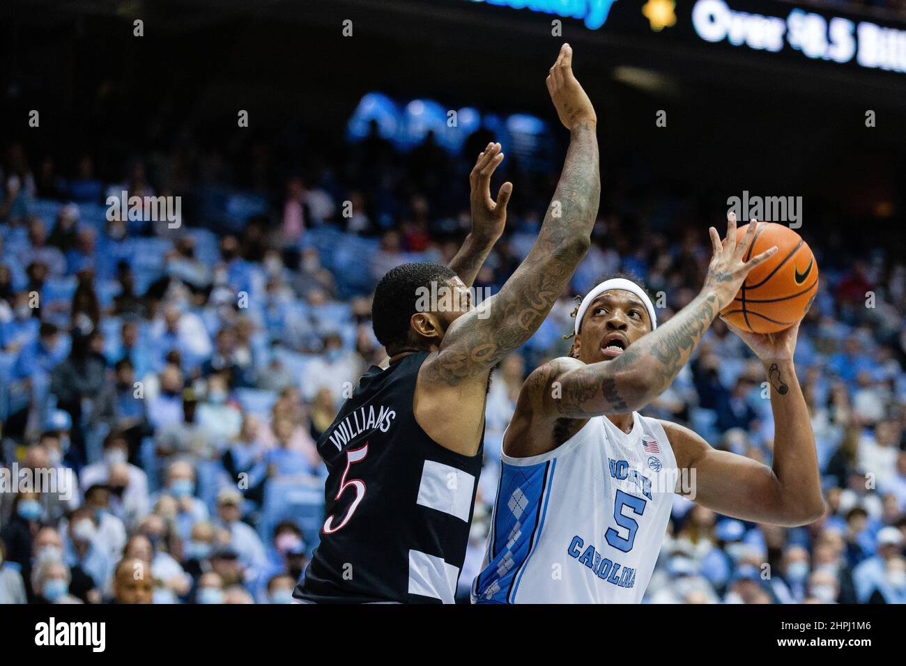 Chapel Hill, NC, USA. 21st Feb, 2022. Louisville Cardinals forward Malik Williams (5) guards North Carolina Tar Heels forward Armando Bacot (5) as he looks for a shot during the first half of the ACC basketball matchup at Dean Smith Center in Chapel Hill, NC. (Scott Kinser/Cal Sport Media). Credit: csm/Alamy Live News Stock Photo