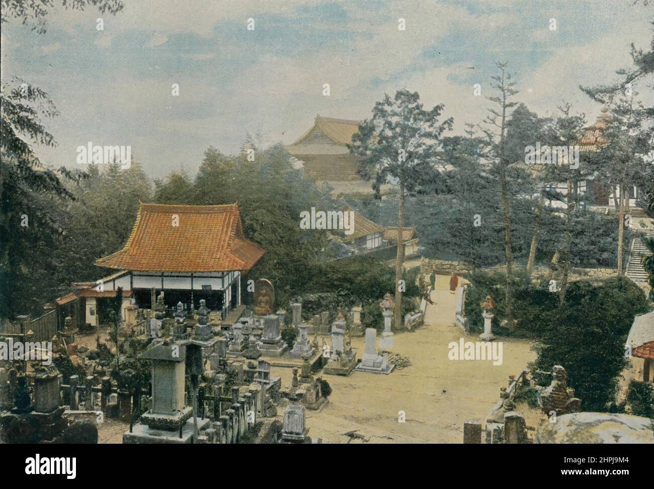 LE CIMETIÈRE KURODANI A KIOTO, TOMBES SCULPTÉES Autour Du Monde Japon Paysages Monuments 1895 - 1900 (4)  - 19 th century french colored photography print Stock Photo