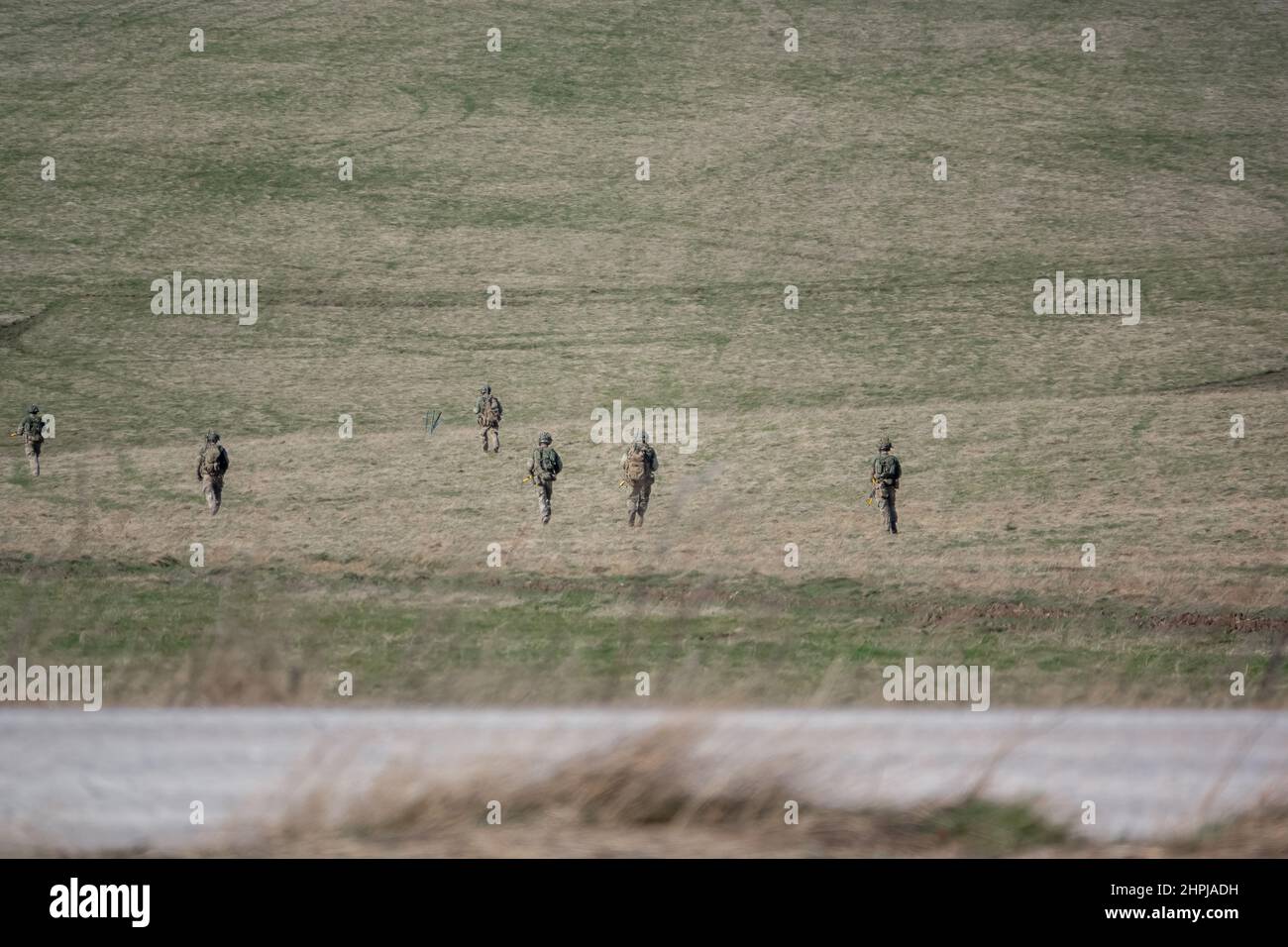 british army GCC infantry soldiers on a 4km combat fitness test tab