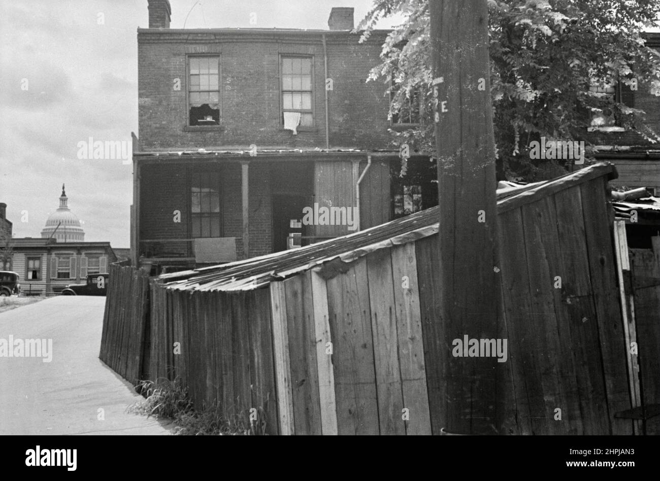 Carl Mydans - Slum accommodation in view of The White House, washington, USA - 1935 Stock Photo