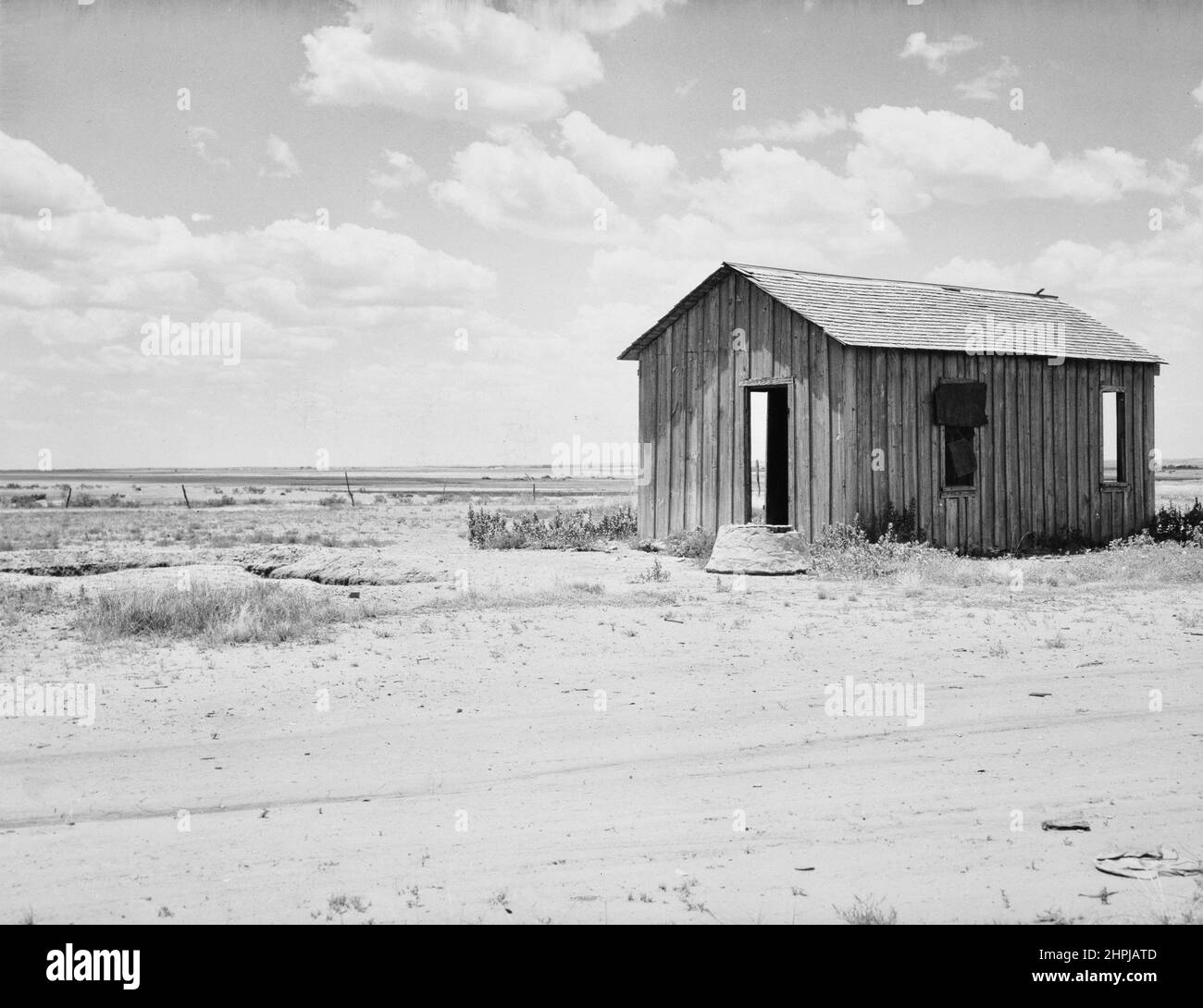 Dorothea Lange - Drought-abandoned house on the edge of the Great Plains near Hollis, Oklahoma, USA - 1938 Stock Photo