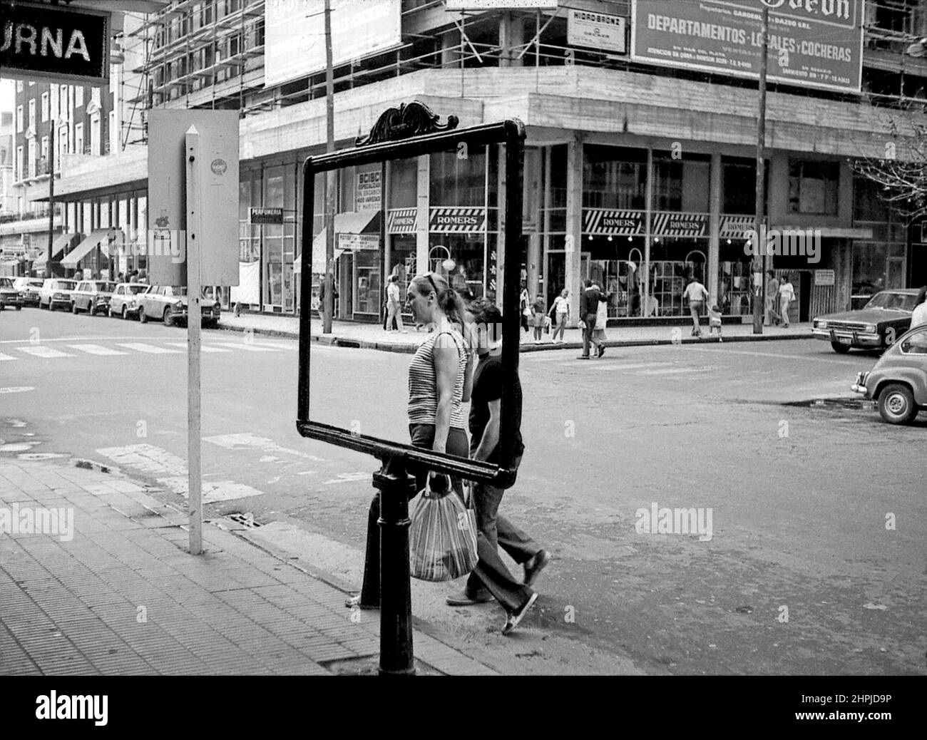 ARG 253 Mar Del Plata 1973 shopping street scene with people walking by and many cars Stock Photo