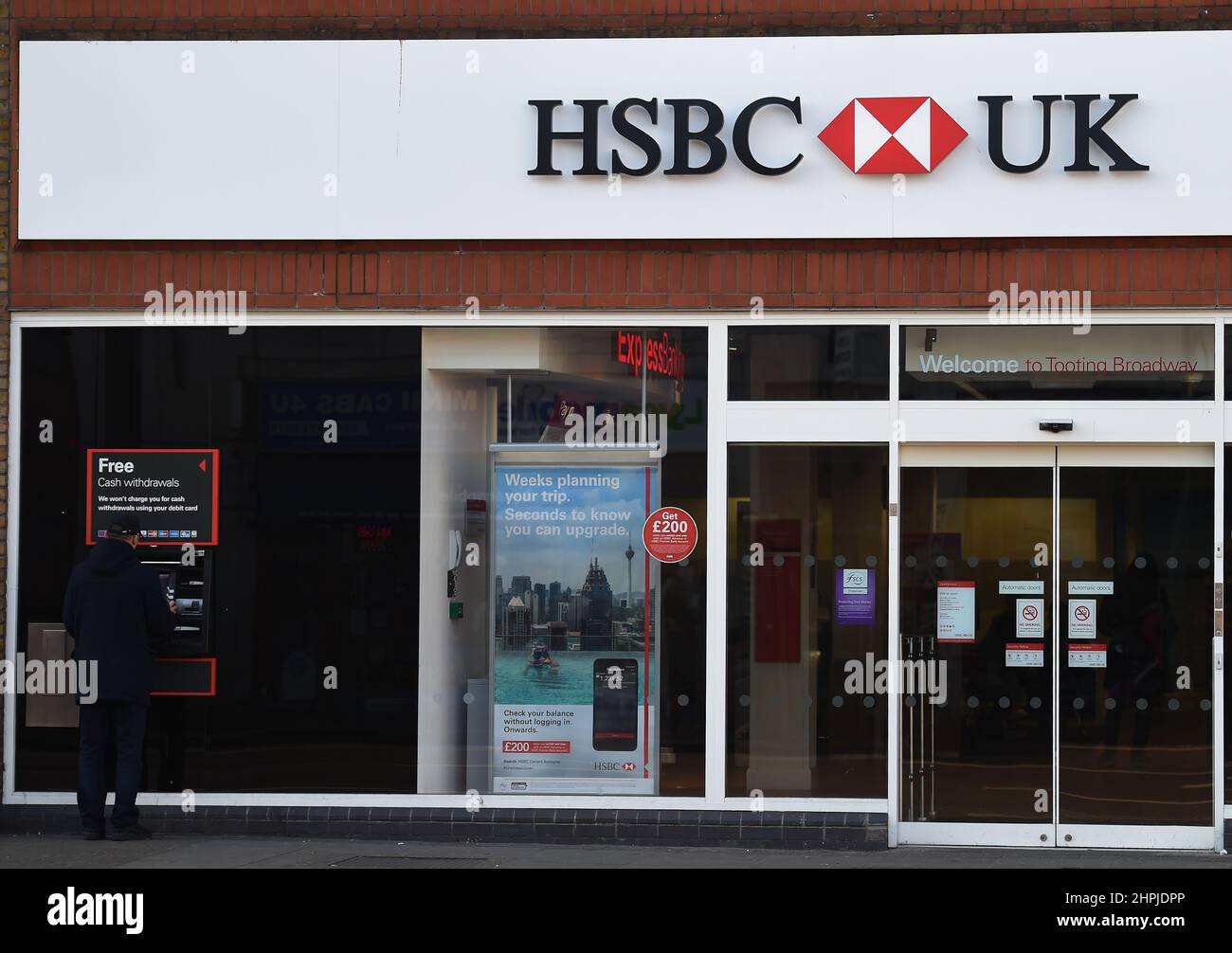 Hsbc cash machine hi-res stock photography and images - Page 3 - Alamy