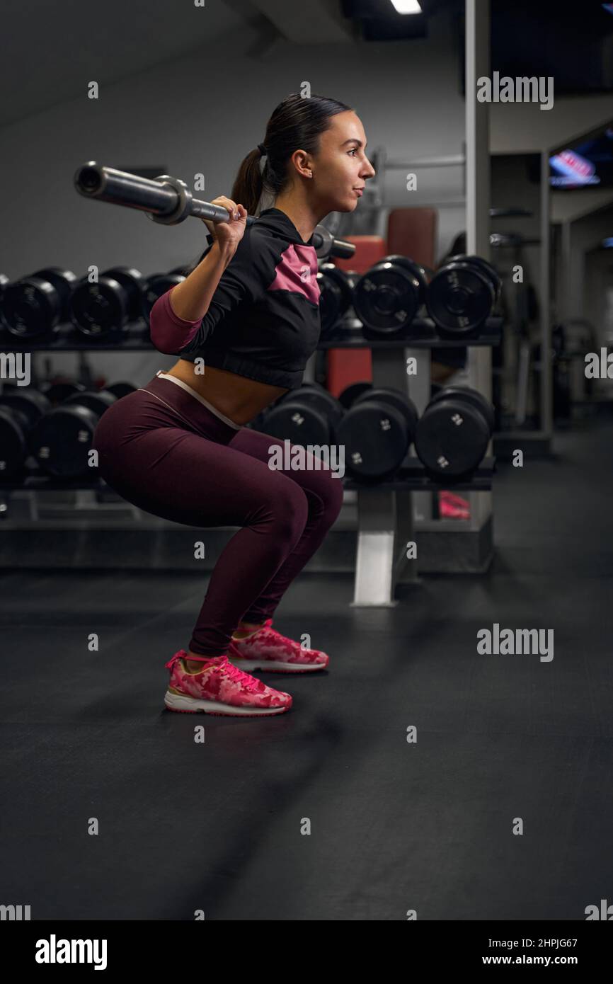 Profile photo of sportswoman lifting heavy weights Stock Photo Alamy