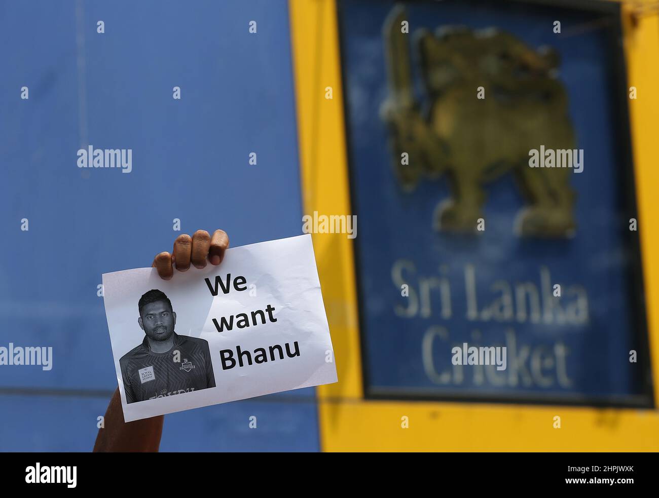 February 22, 2022, colombo, western, Sri Lanka: Sri Lankan cricket fan's protest in front of the Cricket Board Headquarters in Colombo on February 22, 2022. protested against the removal of Bhanuka Rajapaksa from the upcoming T20 series between India and Sri Lanka at the last minute. (Credit Image: © Pradeep Dambarage/ZUMA Press Wire) Stock Photo