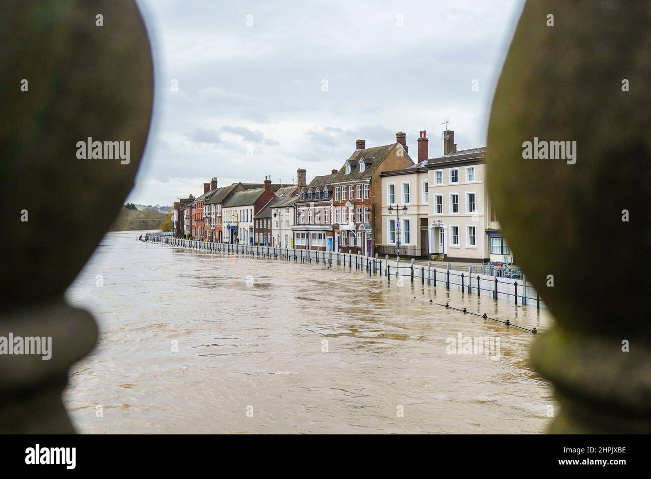 Bewdley UK. 22nd February, 2022. The Environment Agency has issued a severe Flood Warning in Bewdley, Worcestershire due to extremely high river levels on the River Severn that are threatening to over-top temporary flood barriers. Residents in this flood-risk area are being strongly urged to evacuate their homes due to imminent flooding expected as the result of back-to-back storms and heavy rain. Credit: Lee Hudson/Alamy Live News Stock Photo