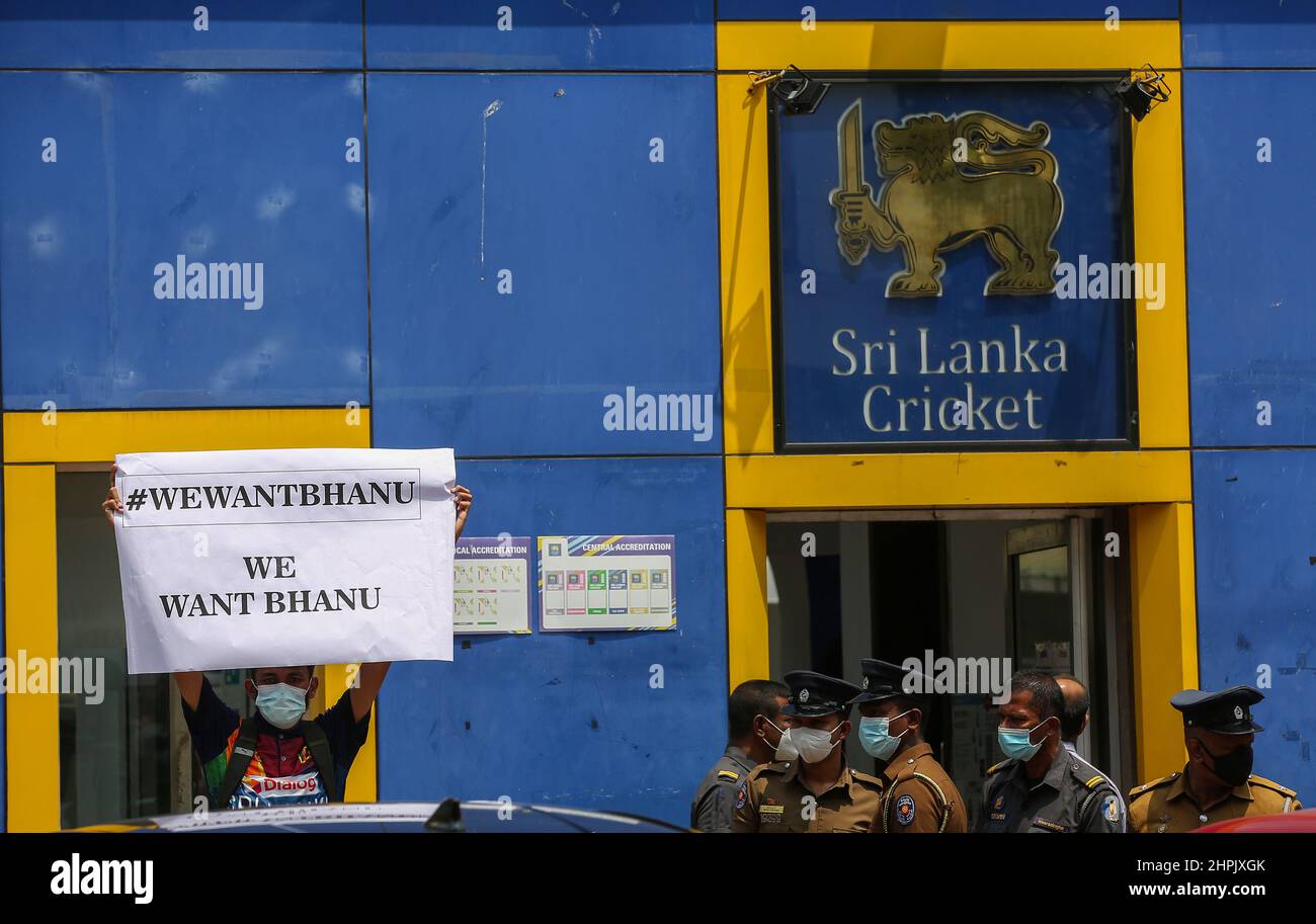 February 22, 2022, colombo, western, Sri Lanka: Sri Lankan cricket fan's protest in front of the Cricket Board Headquarters in Colombo on February 22, 2022. protested against the removal of Bhanuka Rajapaksa from the upcoming T20 series between India and Sri Lanka at the last minute. (Credit Image: © Pradeep Dambarage/ZUMA Press Wire) Stock Photo