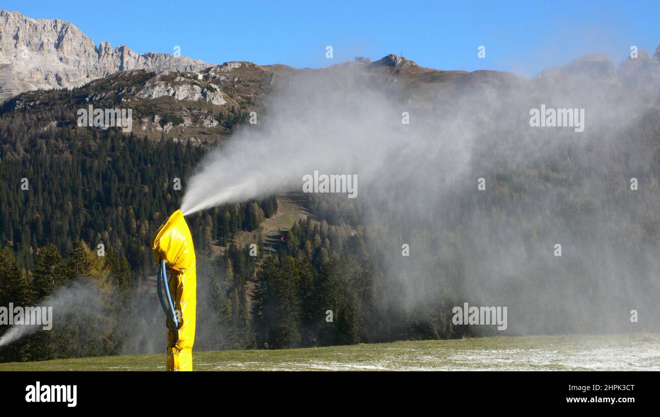 Fake snow machine hi-res stock photography and images - Alamy