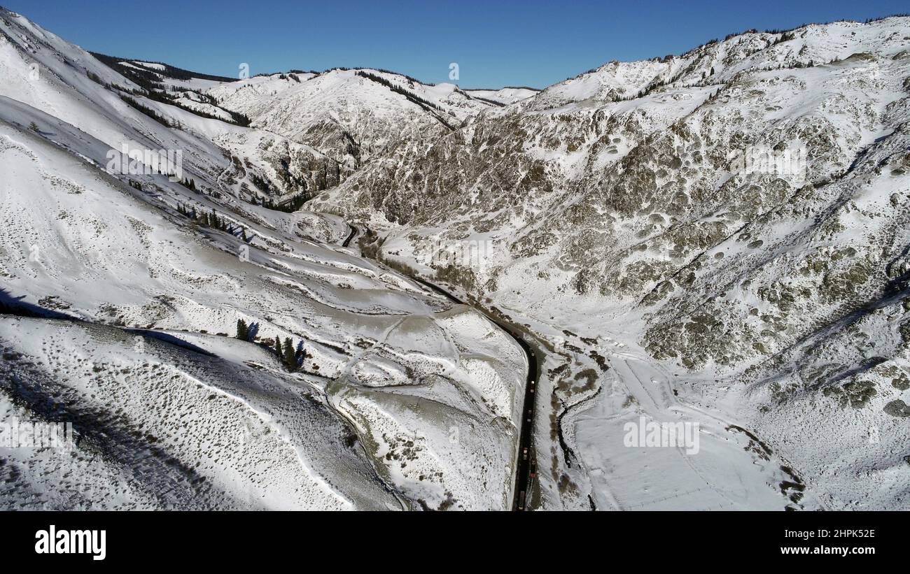 Xinjiang hami: qing yu jie tianshan snow, winding road Stock Photo - Alamy