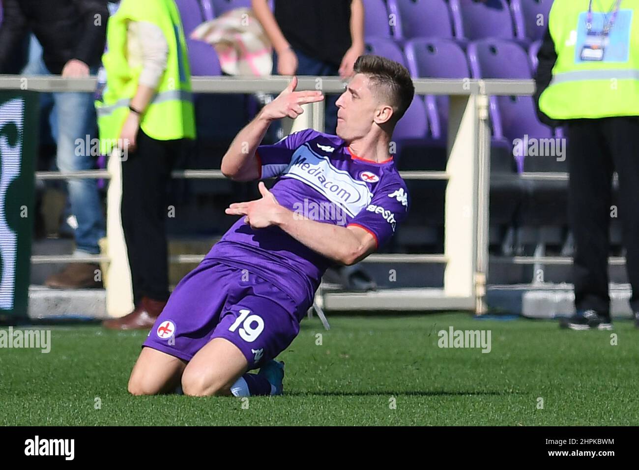 Florence, Italy. 21st May, 2022. Leonardo Bonucci of Juventus FC and  Krzysztof Piatek of ACF Fiorentina compete for the ball during the Serie A  2021/2022 football match between ACF Fiorentina and Juventus