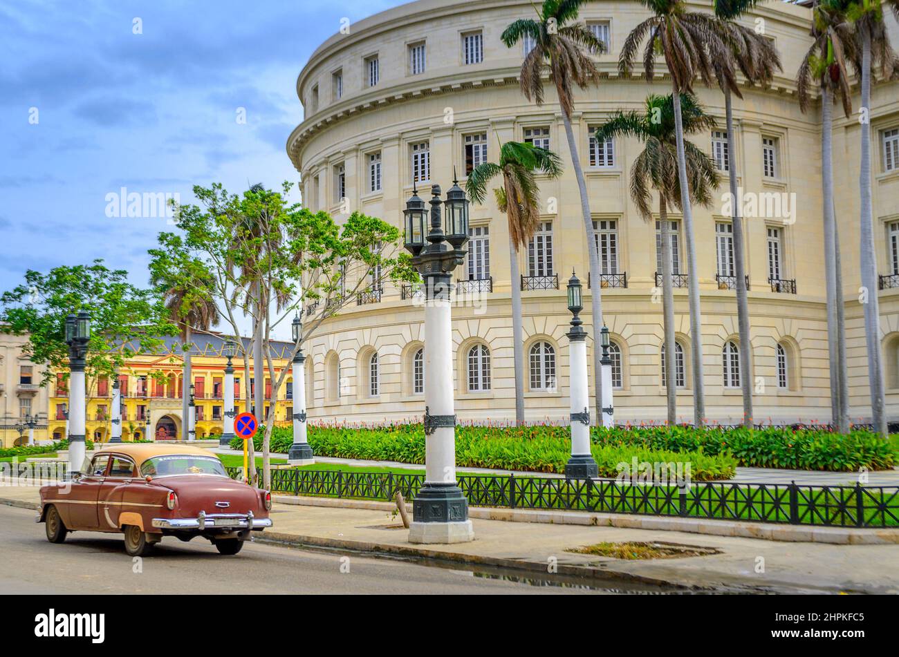 Capitolio building Havana, Cuba with old cars Stock Photo