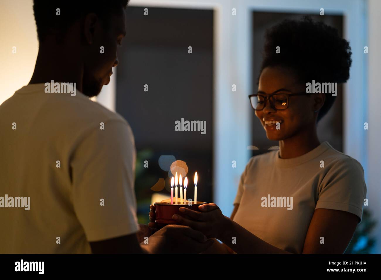 Black couple wedding cake hi-res stock photography and images - Alamy