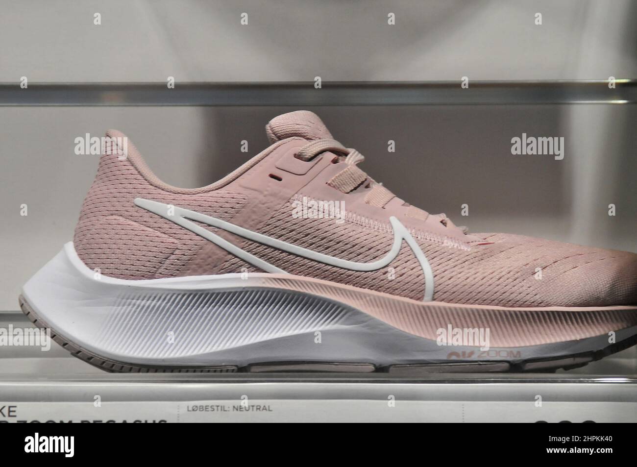 Begunstigde tragedie levering Nike shopes hi-res stock photography and images - Alamy