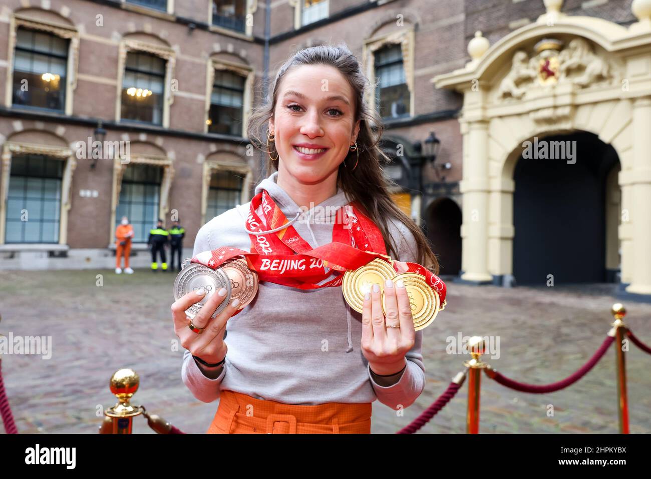 Suzanne schulting poses with her olympic medals hi-res stock ...