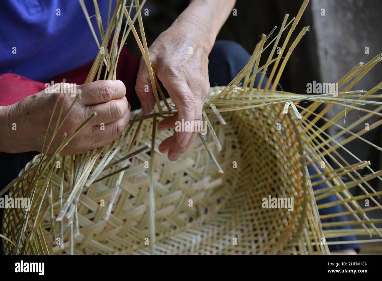 Bamboo basket weaving Stock Photo - Alamy