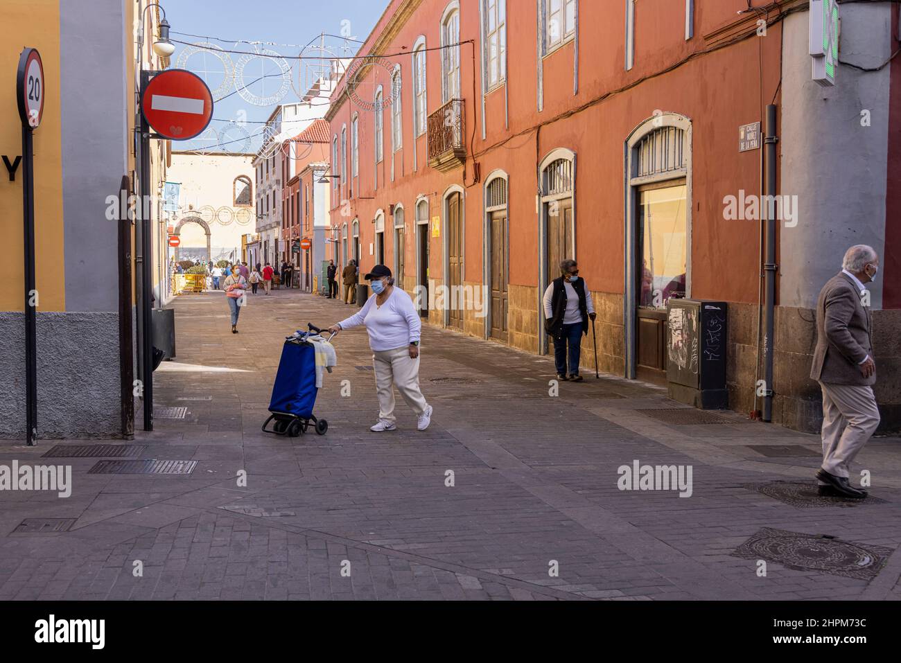 Wearing face masks hires stock photography and images Alamy