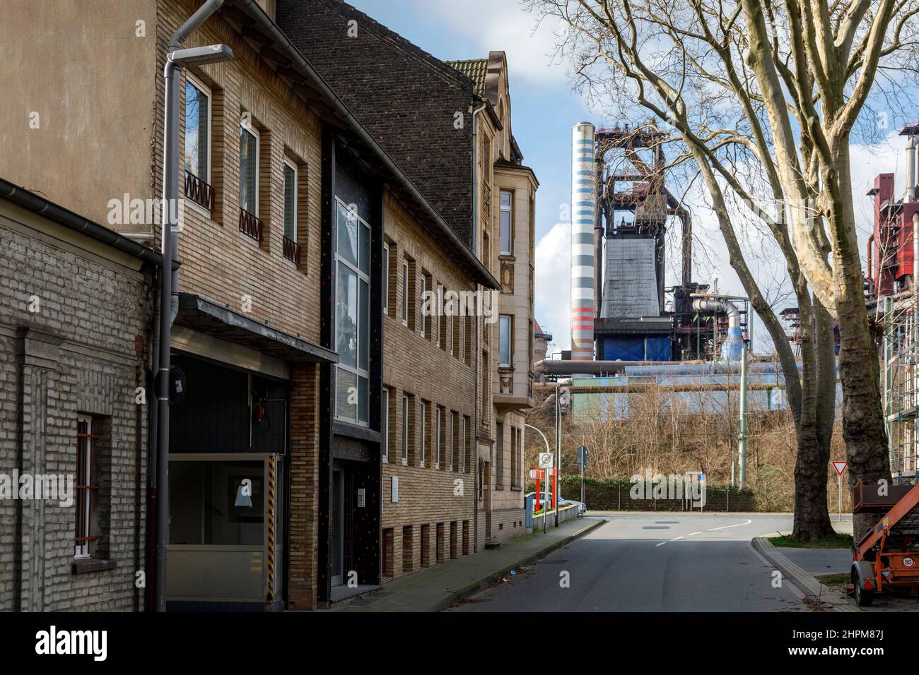 Residential area Duisburg-Bruckhausen, behind it an industrial backdrop with a blast furnace from Thyssenkrupp Steel Europe AG Stock Photo