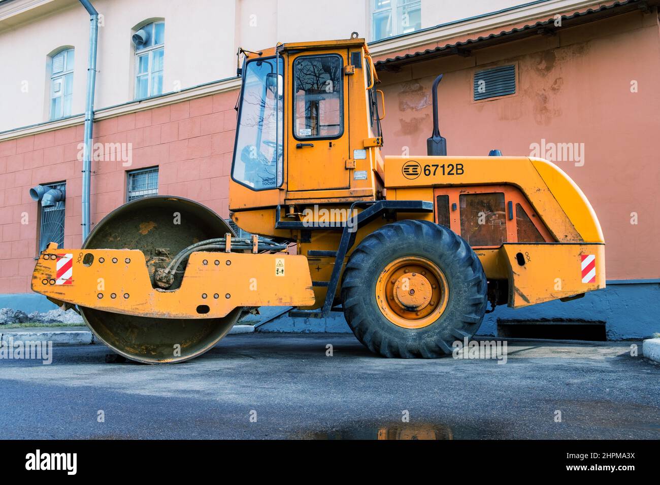 Dirt roller AMKODOR 6712 asphalt paver Stock Photo Alamy
