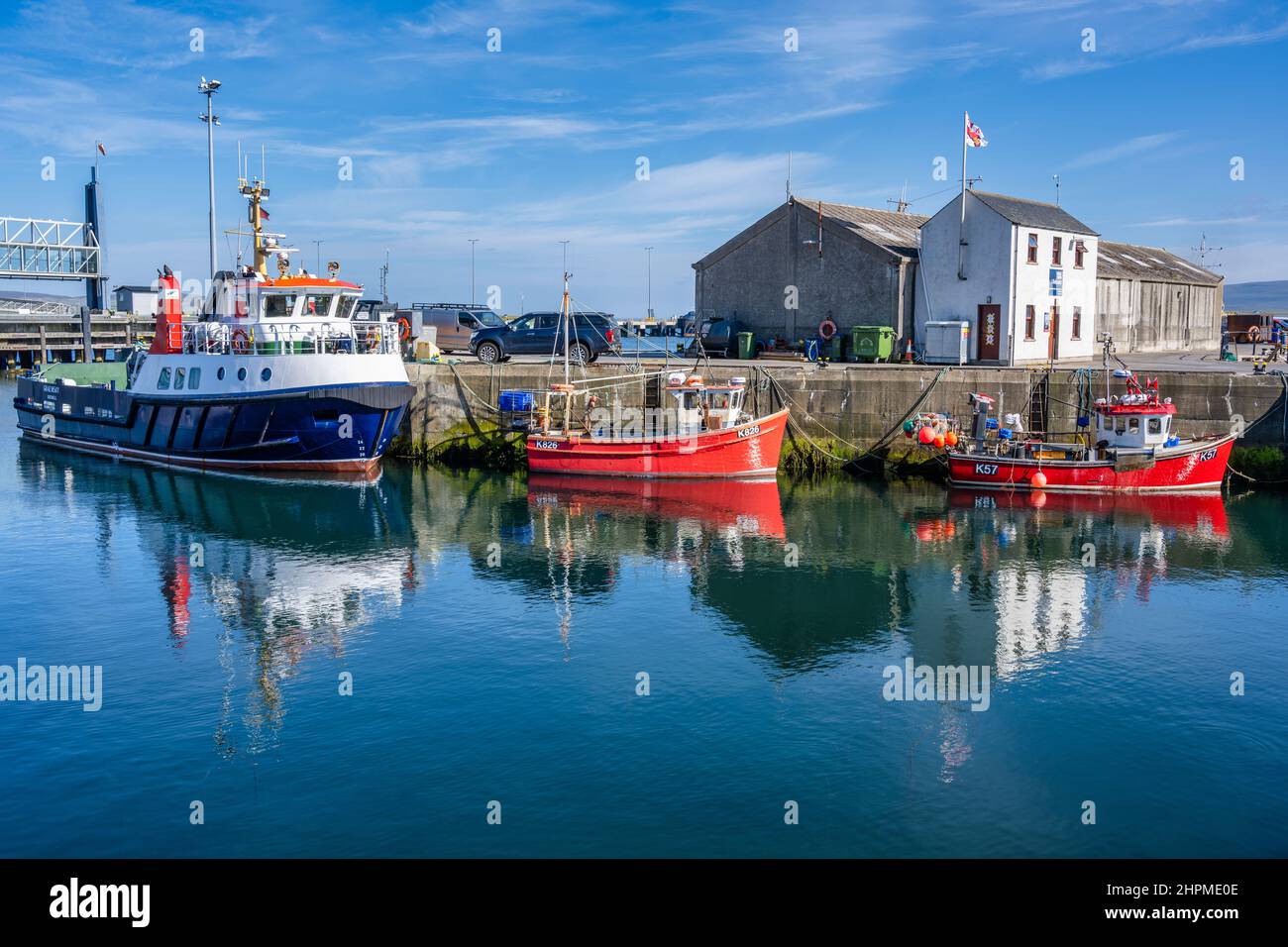 Graemsay and North Hoy Ferry, plus two fishing boats, tied up on quayside at Stromness harbour – Stromness, Mainland Orkney, Scotland, UK Stock Photo