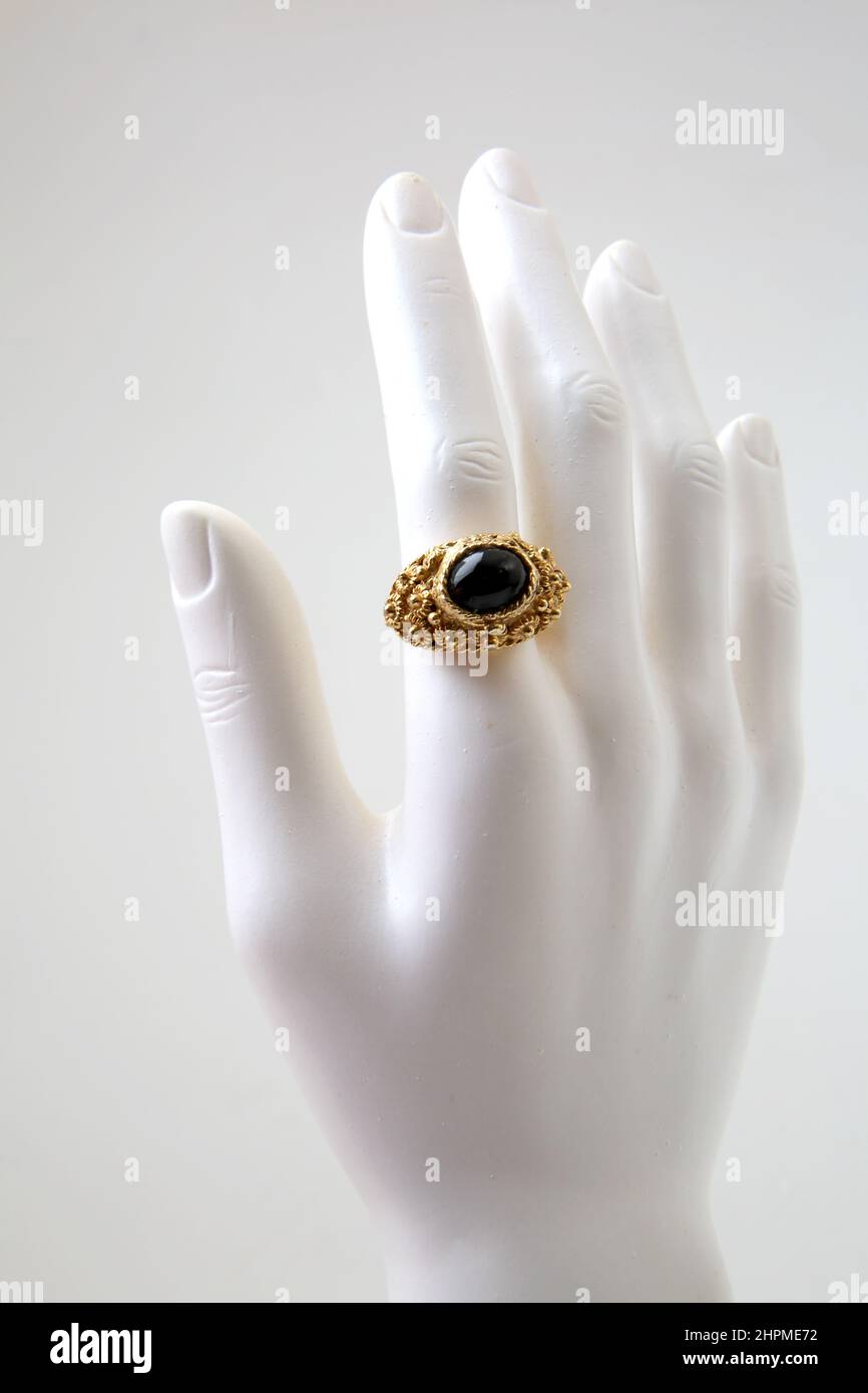 Share more than 146 gold ring with black stone best
