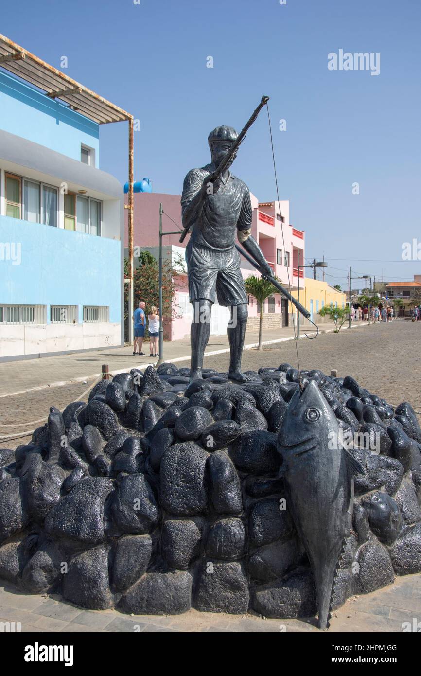 Fisherman statue (Pesquer de Ticlau) in harbour, Palmeira, Sal (IIha do Sal), República de Cabo (Cape Verde) Stock Photo