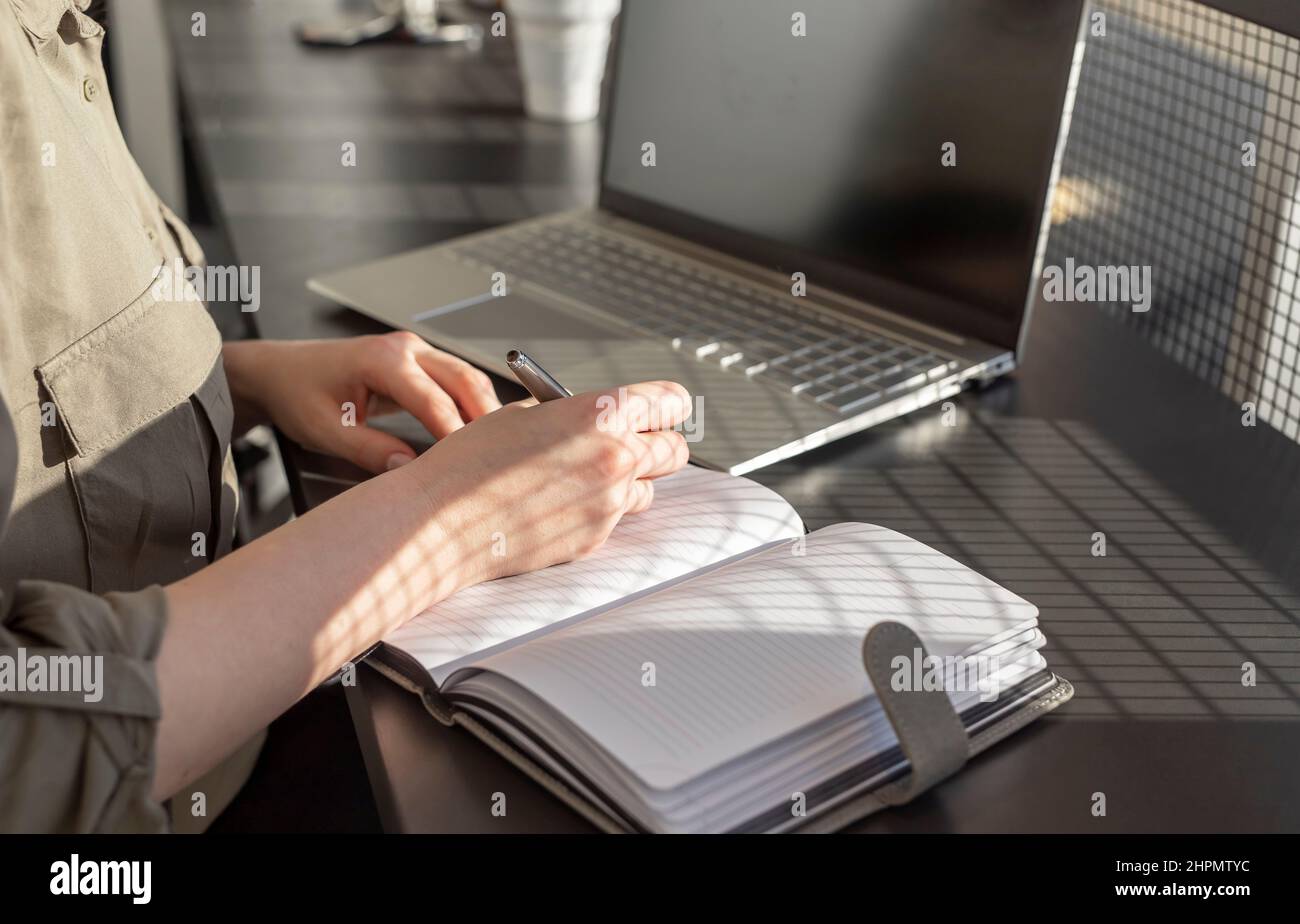Taking Notes Using Pc Note taking in class hi-res stock photography and images - Alamy