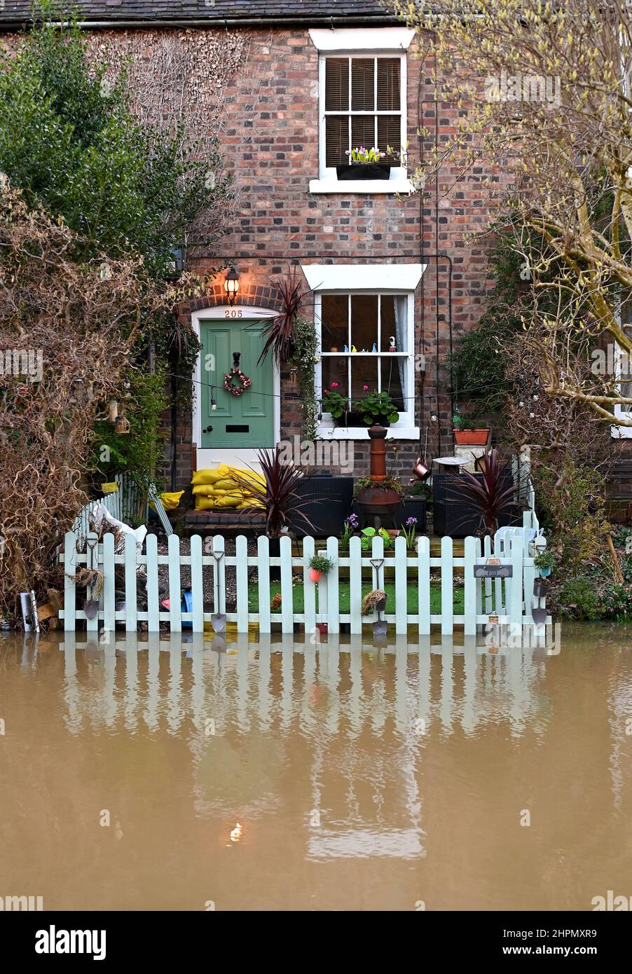 Ironbridge, Shropshire, Uk February 22nd 2022.  Ironbridge River Severn in flood. Pretty cottage surrounded by the flooding River Severn. Credit: Sam Bagnall Stock Photo