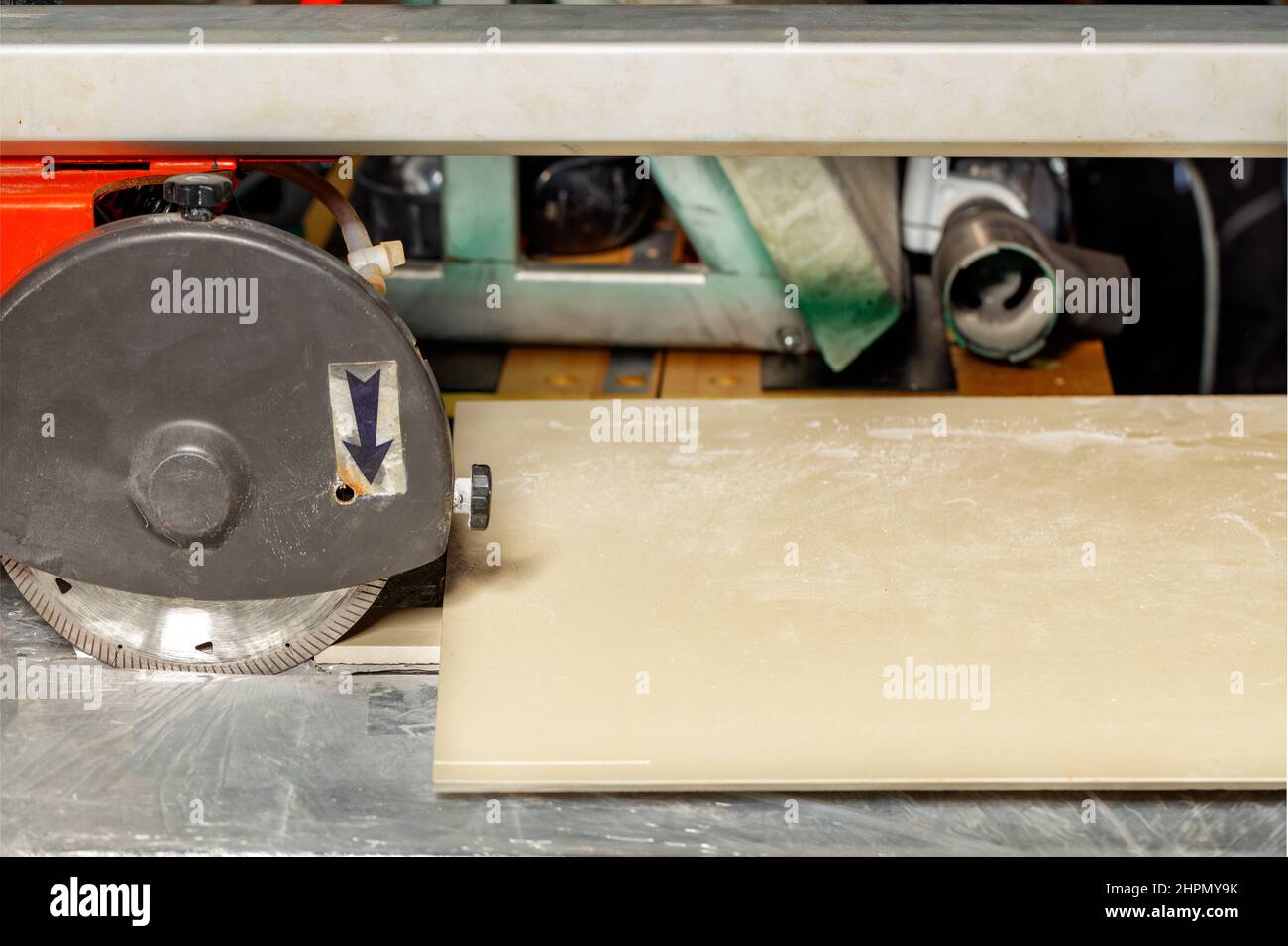 Electric tile cutter hi res stock photography and images Alamy