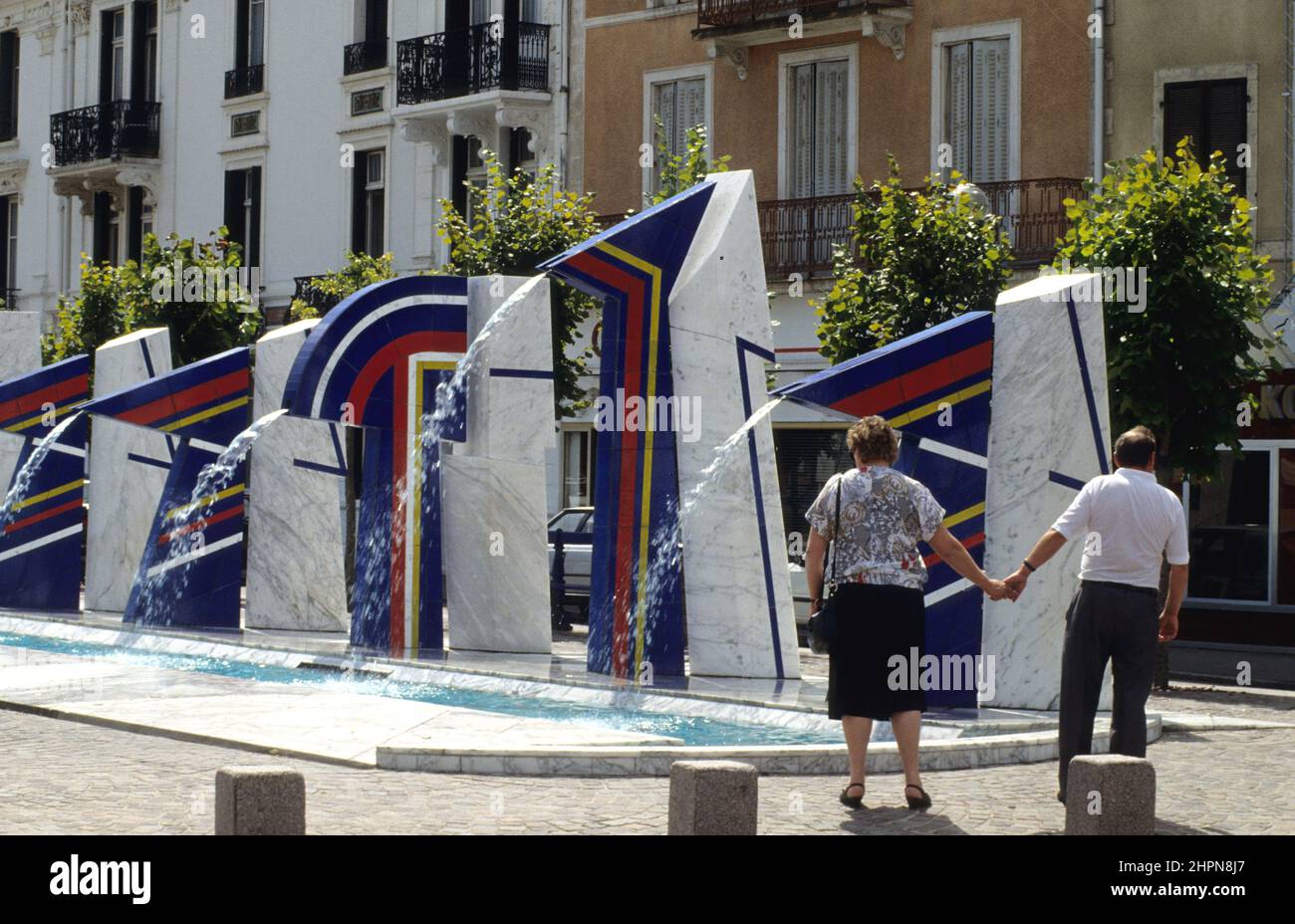 FRANCE EAUX THERMALE  la place des Fontaines bleues, au nombre de 24, est né, à la fin des années 1980, de l’inspiration des architectes Jean-Marie He Stock Photo