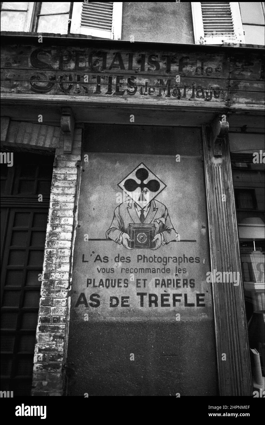 AJAXNETPHOTO. 1990S. CHERBOURG, FRANCE. - PHOTO STUDIO - VINTAGE ADVERT FOR PHOTOGRAPHIC GLASS PLATES AND PAPER ON FACADE OF PHOTOGRAPHIC SHOP IN THE TOWN UNDER A SIGN ANNOUNCING SPECIALISTE DES SORTIES DE MARIAGE.PHOTO:JONATHAN EASTLAND/AJAX REF:CD1708 75 Stock Photo