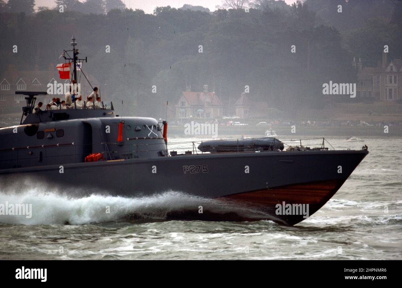 AJAXNETPHOTO. 1976. COWES, ENGLAND. - FTB GUARDSHIP - HMS SABRE AT FULL SPEED AT THE START OF THE COWES TORQUAY COWES POWERBOAT RACE FOR WHICH THE SHIP ACTED AS GUARDSHIP ON THE COURSE.PHOTO:JONATHAN EASTLAND/AJAX REF:911071001 Stock Photo