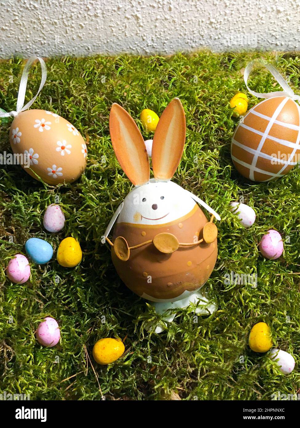 Hasen und Eier Kekse auf einem Herz aus Moos zu Ostern Stock Photo