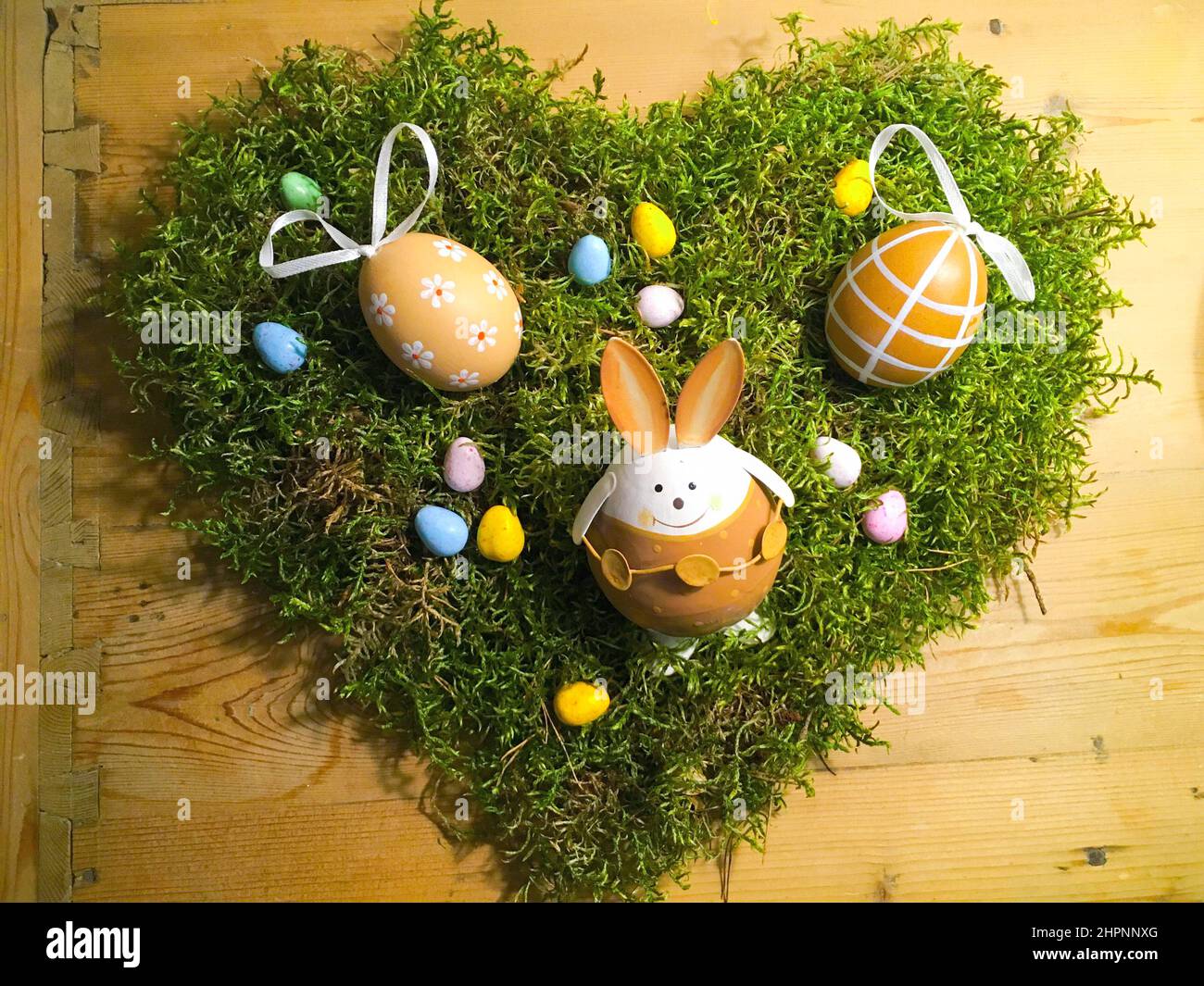 Hasen und Eier Kekse auf einem Herz aus Moos zu Ostern Stock Photo