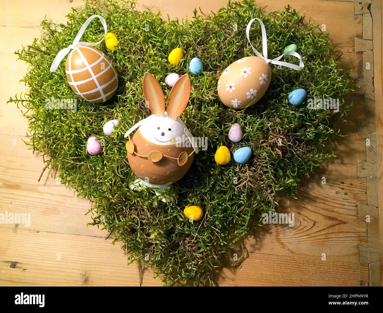 Hasen und Eier Kekse auf einem Herz aus Moos zu Ostern Stock Photo