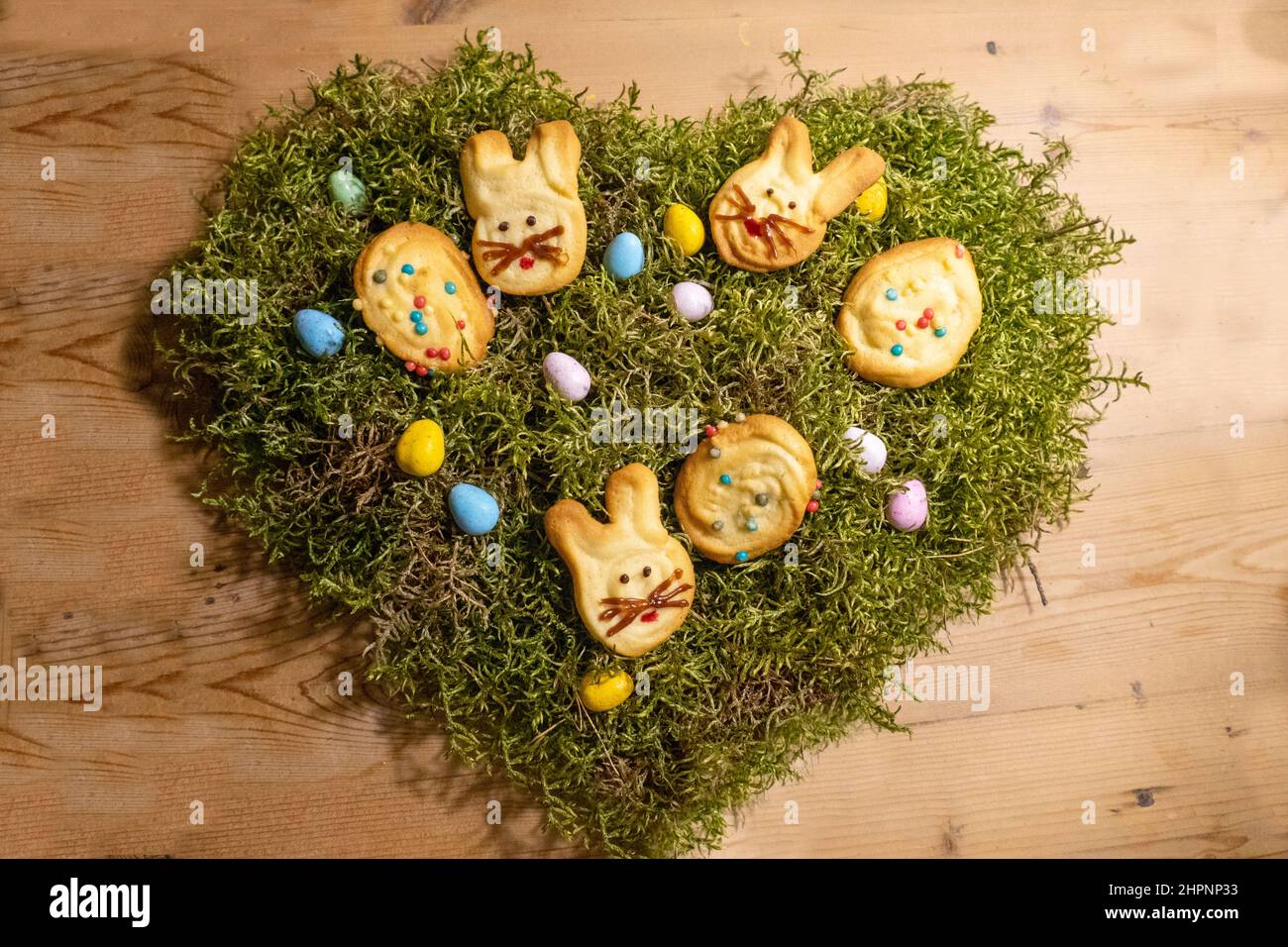 Hasen und Eier Kekse auf einem Herz aus Moos zu Ostern Stock Photo