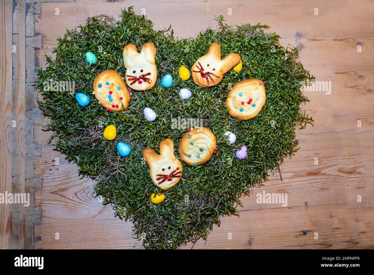 Hasen und Eier Kekse auf einem Herz aus Moos zu Ostern Stock Photo