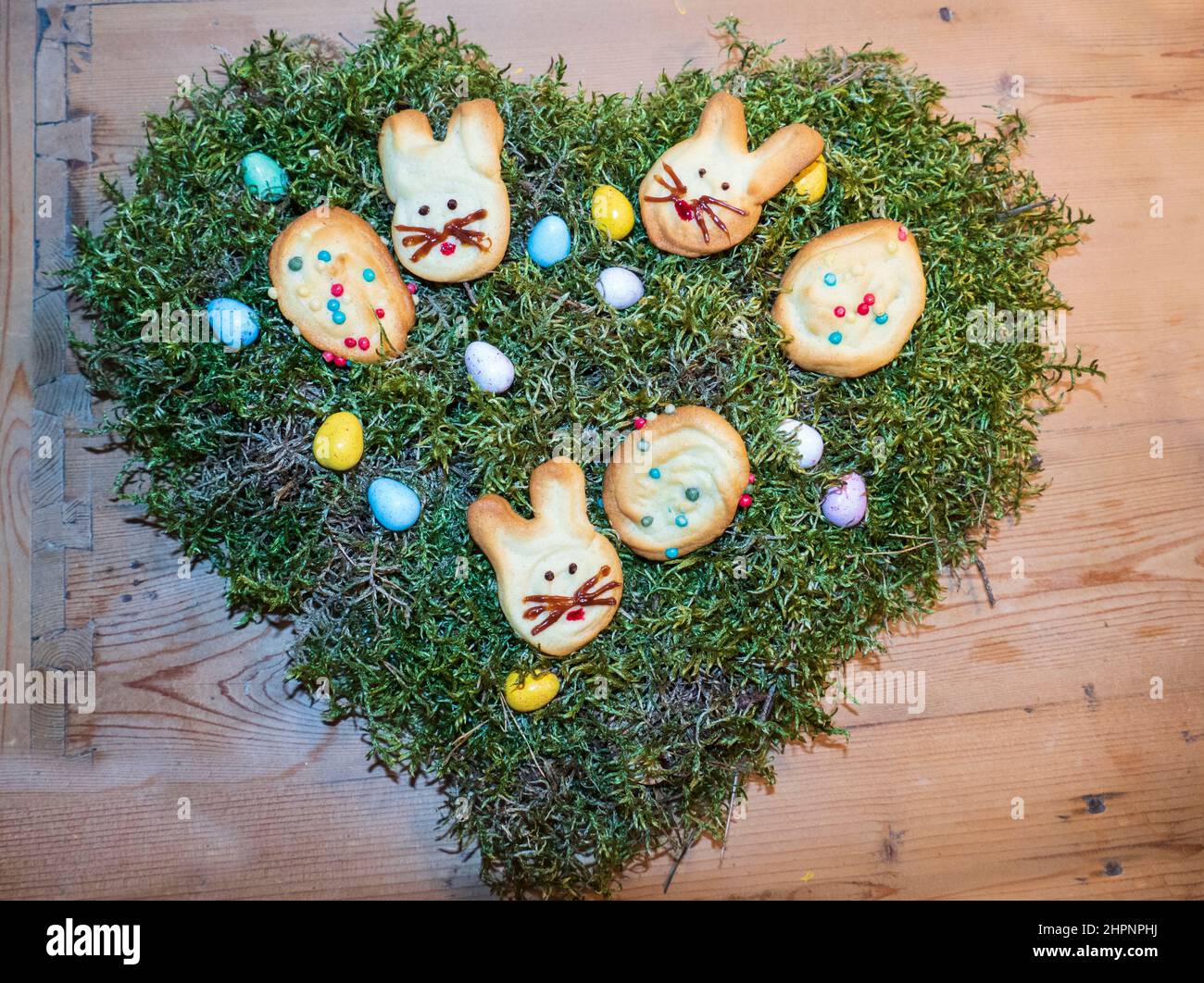 Hasen und Eier Kekse auf einem Herz aus Moos zu Ostern Stock Photo