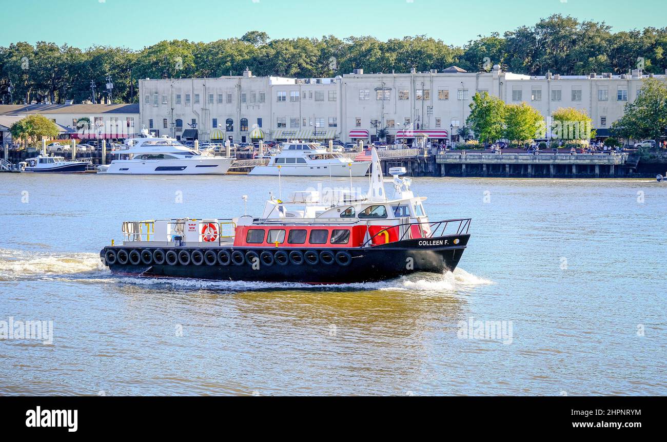 Boat Cutting Through Savannah River Stock Photo Alamy