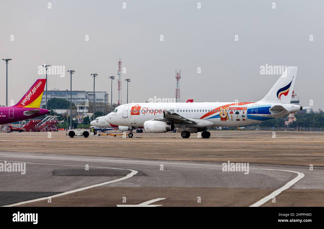 Chiang Mai, Thailand. 22nd Feb, 2022. Thai VietjetAir airplane (L) and Bangkok Airways airplane (R) seen on the apron at Chiang Mai International Airport (CNX). Thailand has raised the COVID-19 alert to level 4 following a sharp increase in omicron variant infections nationwide. Credit: SOPA Images Limited/Alamy Live News Stock Photo