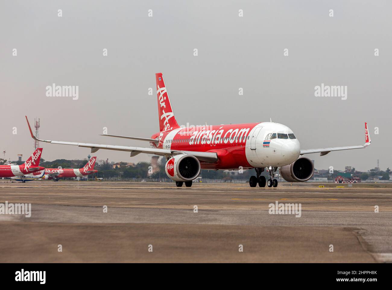 Chiang Mai, Thailand. 22nd Feb, 2022. Thai AirAsia airplane runs on the runway at Chiang Mai International Airport (CNX).Thailand has raised the COVID-19 alert to level 4 following a sharp increase in omicron variant infections nationwide. Credit: SOPA Images Limited/Alamy Live News Stock Photo