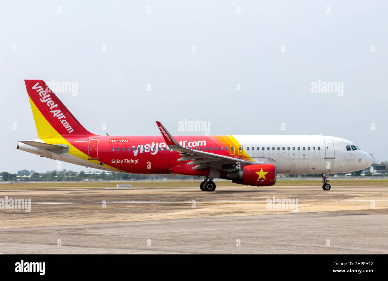 Chiang Mai, Thailand. 22nd Feb, 2022. Thai VietjetAir airplane seen on the runway at Chiang Mai International Airport (CNX). Thailand has raised the COVID-19 alert to level 4 following a sharp increase in omicron variant infections nationwide. Credit: SOPA Images Limited/Alamy Live News Stock Photo