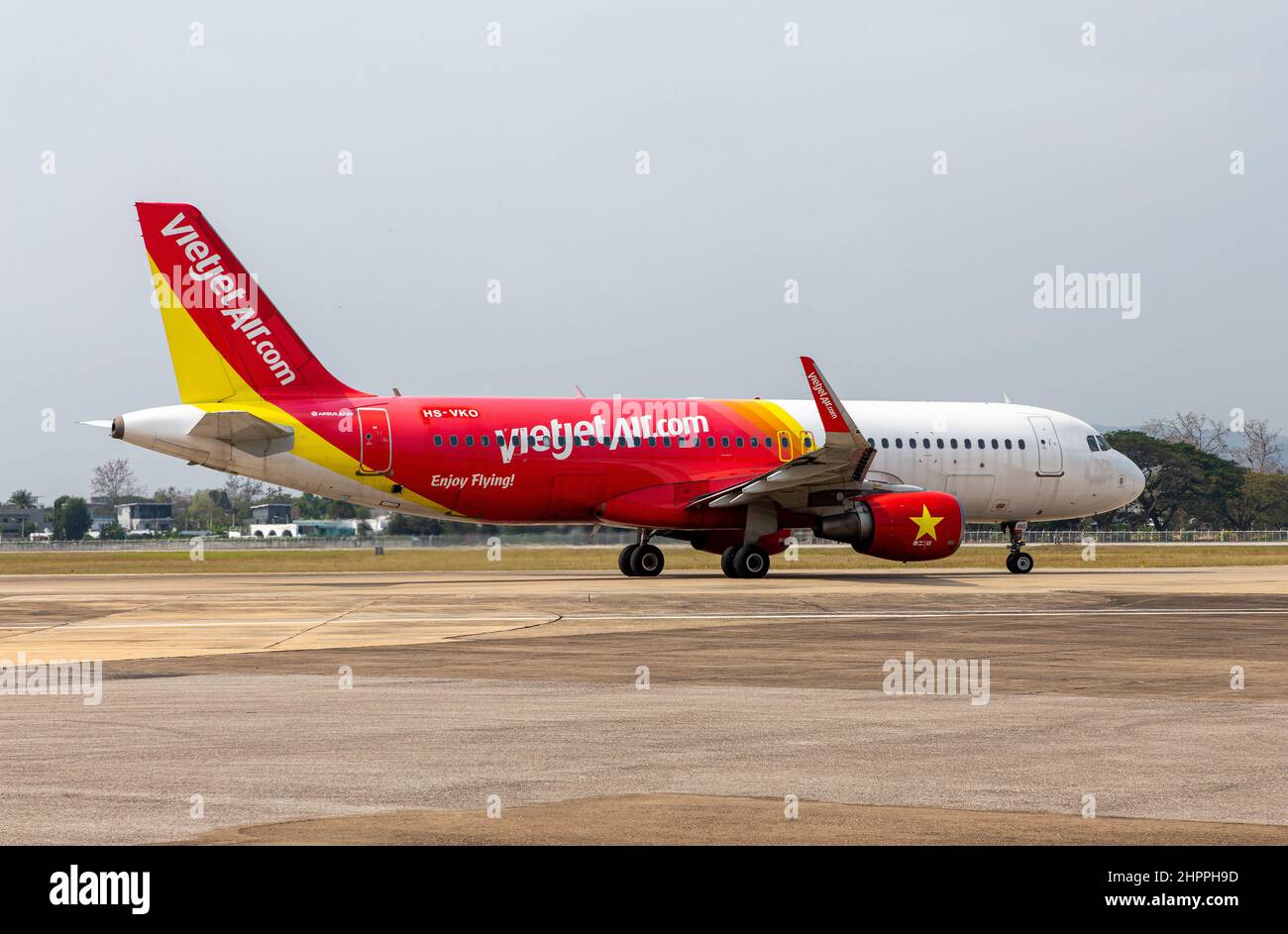 Chiang Mai, Thailand. 22nd Feb, 2022. Thai VietjetAir airplane runs on the runway at Chiang Mai International Airport (CNX). Thailand has raised the COVID-19 alert to level 4 following a sharp increase in omicron variant infections nationwide. Credit: SOPA Images Limited/Alamy Live News Stock Photo