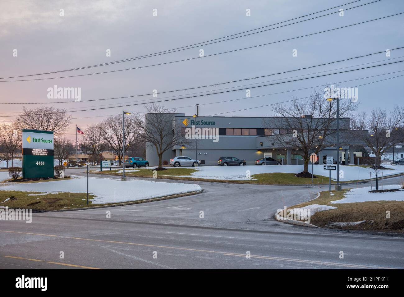 New Hartford - February 16, 2022: Wide View of First Source Bank HQ and ATM Drive-thru. Stock Photo
